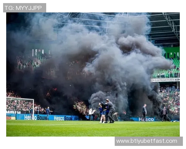 阿贾克斯比赛因球迷燃放烟花纪念逝者中断43分钟后被取消
